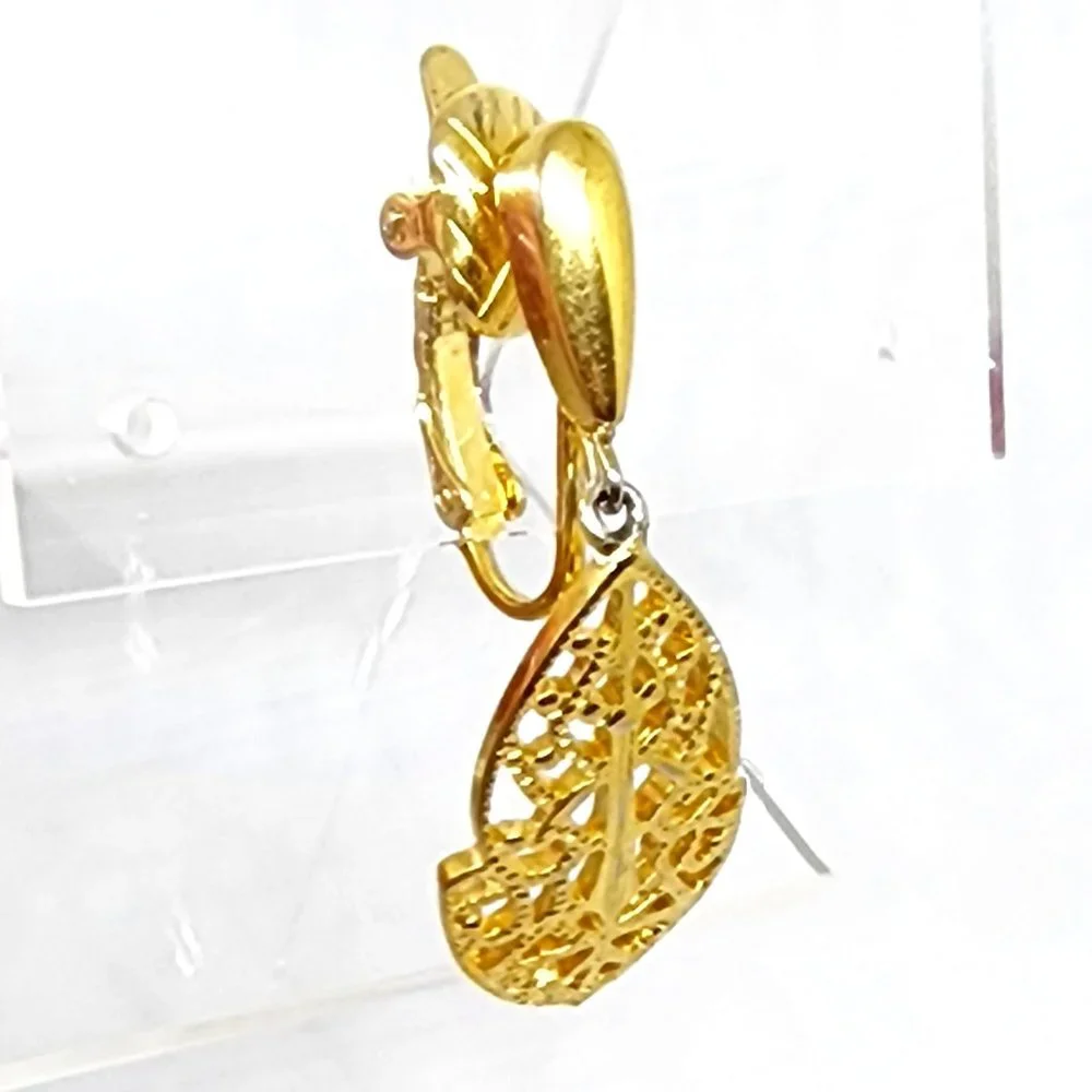 SINGLE EARRING - Vintage Trifari Gold Filigree Dangle Clip Earring Replacement